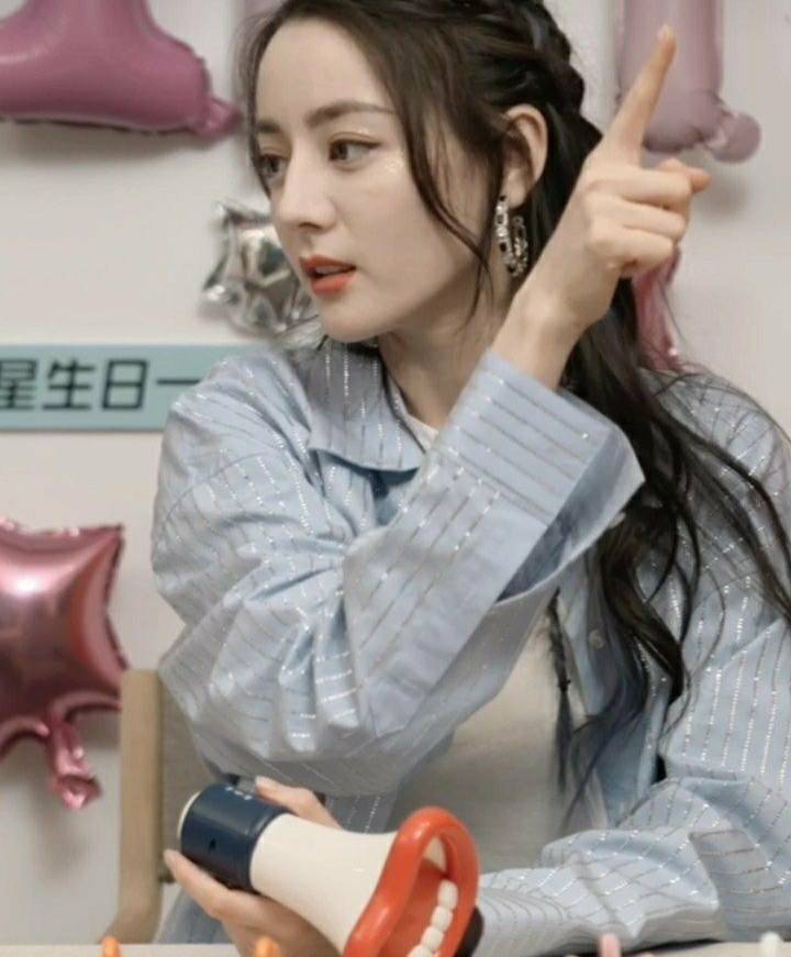 迪丽热巴晒照庆祝29岁生日:活在当下,最大的生日愿望是来盆火锅_时候