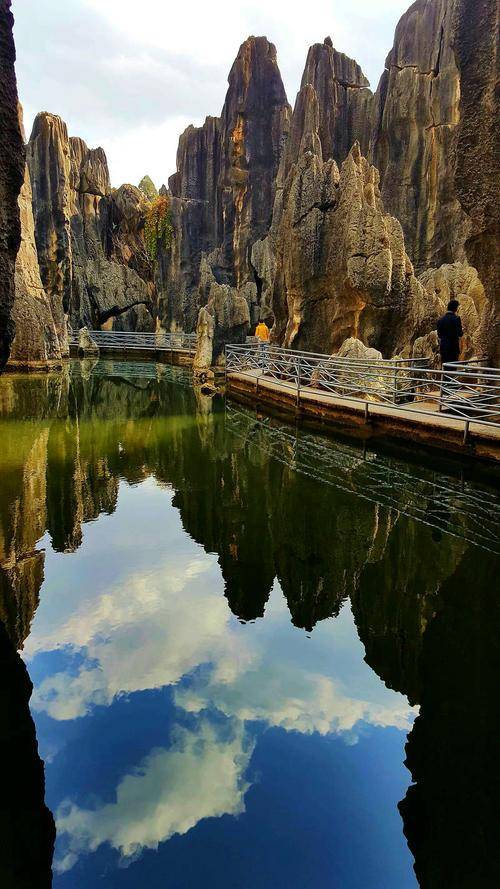 6天旅游攻略分享:第一天:抵达昆明,首先可以前往滇池,欣赏湖光山色