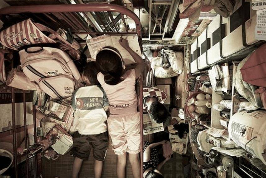 四平米房间住四人香港蜗居地厕所在厨房里人需要爬行进出