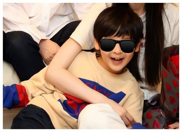 同时,angelababy的儿子小海绵也在照片里,展示出了爷爷的模样