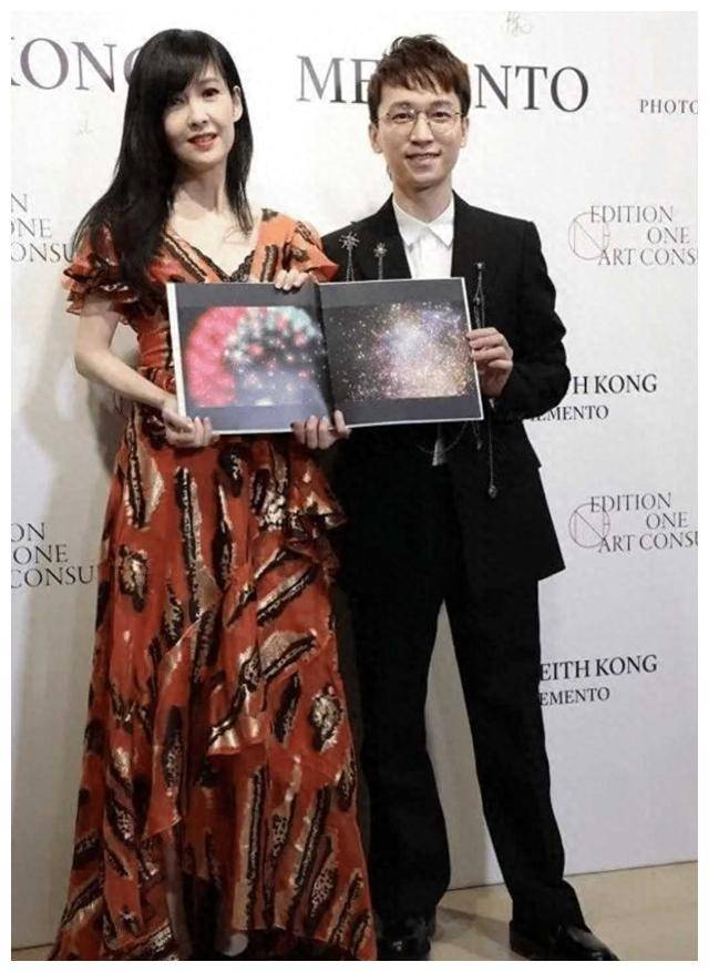 周慧敏夫妇同框现老少对比女神身材如少女脸庞老态尽见