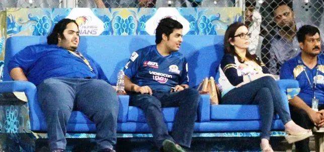 亚洲首富小儿子减肥200斤复胖,婚前派对花11亿,蕾哈娜唱歌,比尔盖茨