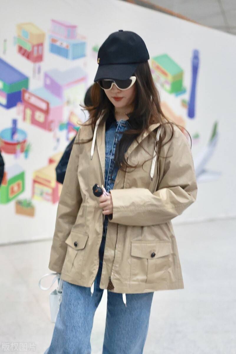 原创刘亦菲从哪找来的丑衣服收腰短风衣土气又显壮全靠美貌撑着