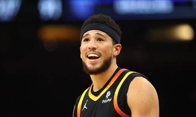 杜兰特表现出色,30 9数据惹人注目,仅不利之处是6次失误,尤其是在关键