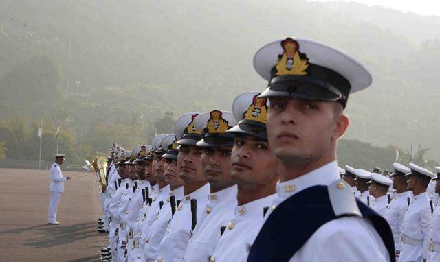 印度海军有多奇葩?航母被大粪炸,在自己港口击沉自家潜艇