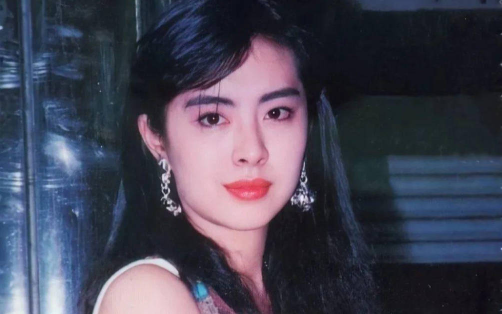 57岁王祖贤晒自拍照戴眼镜双眼皮明显面容黯淡眼神沧桑