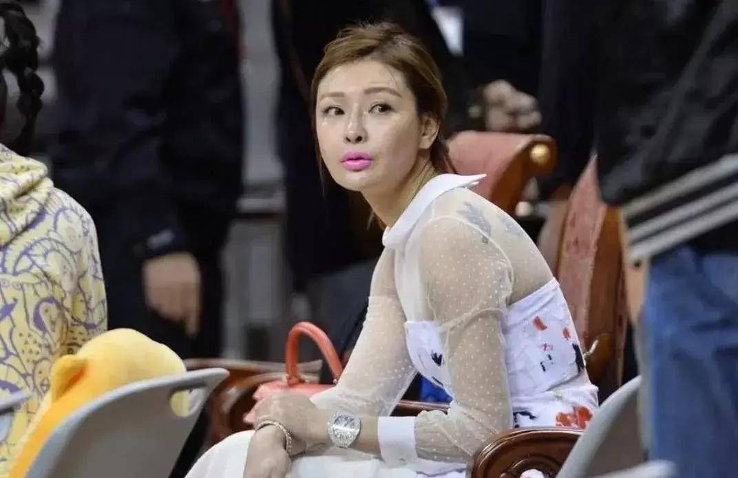 易建联成功背后的女人身价40亿,背上有纹身,42岁拥有傲人身材_吴迪
