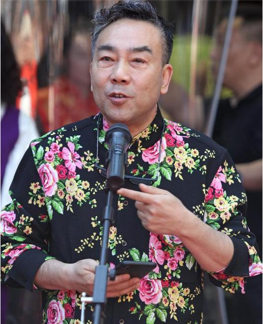 被曝不忠诚小24岁女友,杨议晒女子合照辟谣,网友:嫂子长这么漂亮_梦真