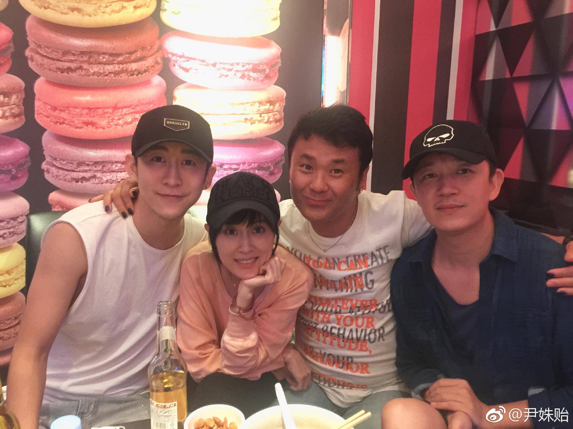 原创潘粤明携小10岁女友度假归来贴心帮搬行李箱尹姝贻眼神警惕