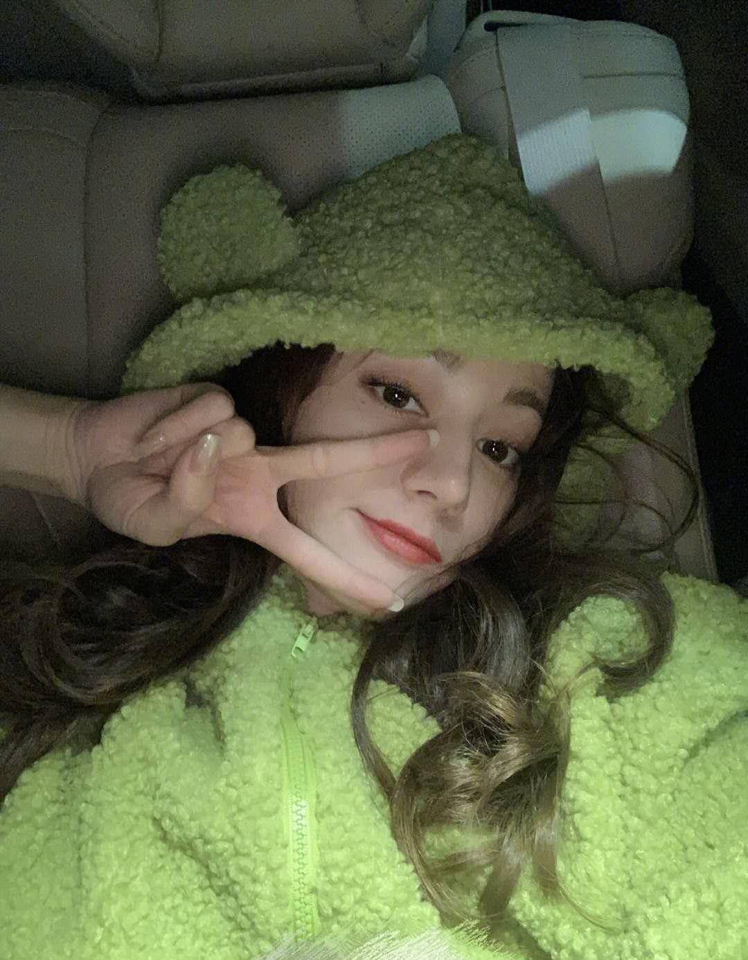 迪丽热巴终于营业了,晒自拍开宝宝滤镜,脸颊肉嘟嘟被赞可爱_电视剧