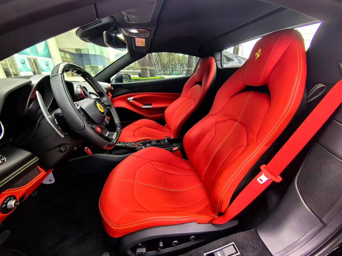 内饰方面,这辆车充满了熟悉的法拉利运动风格,运动方向盘 大尺寸换挡