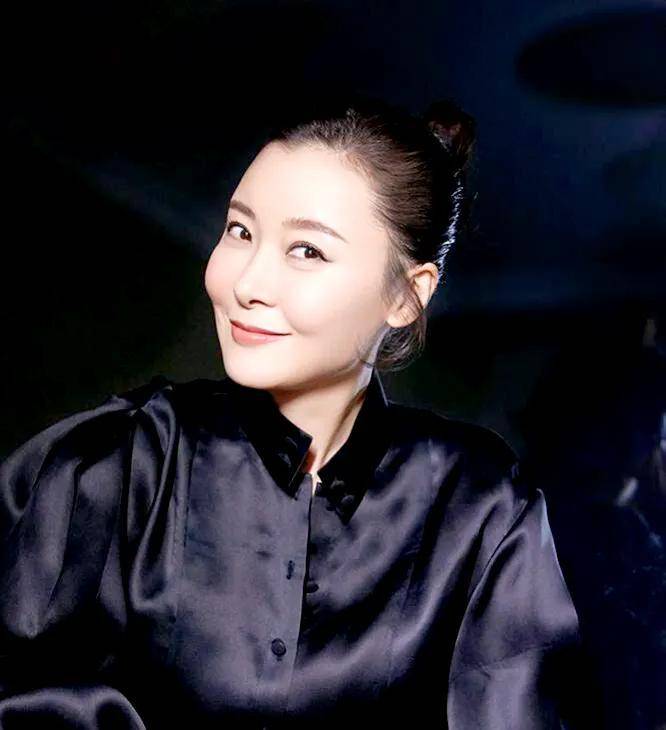 演员柯蓝:被诊断活不过38岁,爱情惹人争议,如今活出自己的精彩_孩子