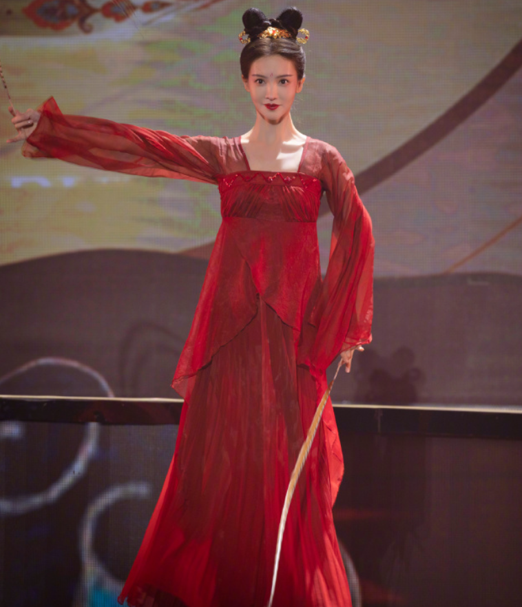 穿红色汉服表演舞蹈,身材姣好舞技出众_观众_晚会_电视剧
