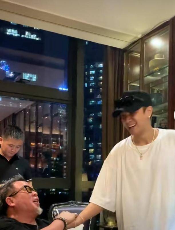 罗志祥近况很良好,与友人喝酒掰手腕稳居c位,一身行头元气满满_视频