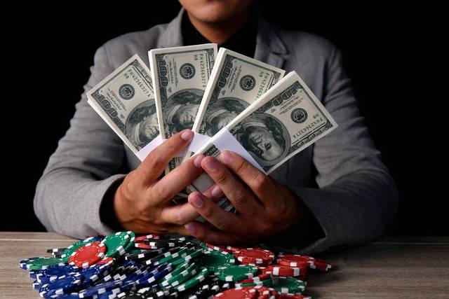 赌博网站通常不会让赌客扫自己的二维码支付,这样非常容易暴露被追赃