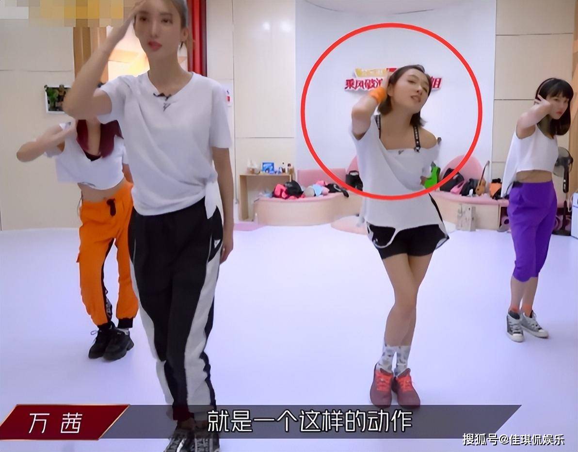 而在跳舞时,她"油而不自知"的样子,更是让网友大跌眼镜.