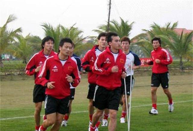 因为国安队的杨璞居然和巨星c罗在球场上对骂了!