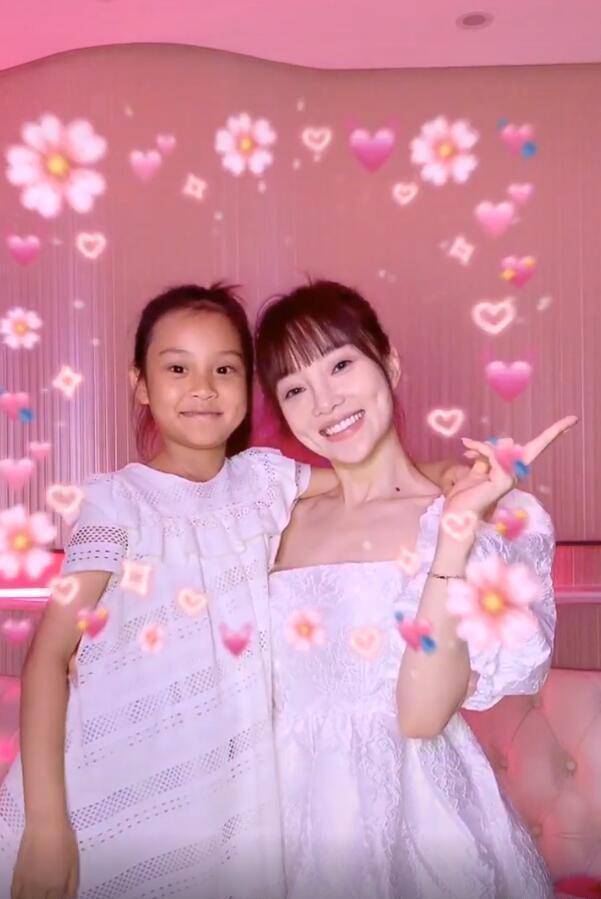 李小璐母女跳"手指舞",甜馨掉门牙好害羞,肤色被嘲"黑白配"_贾乃亮