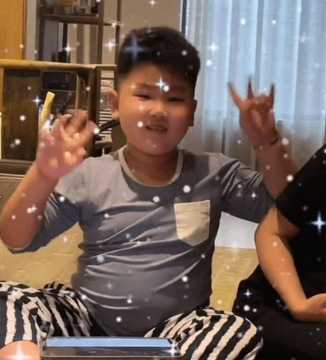 6岁安迪肚腩似老爸,身材圆润手臂粗_网友_孩子_照片