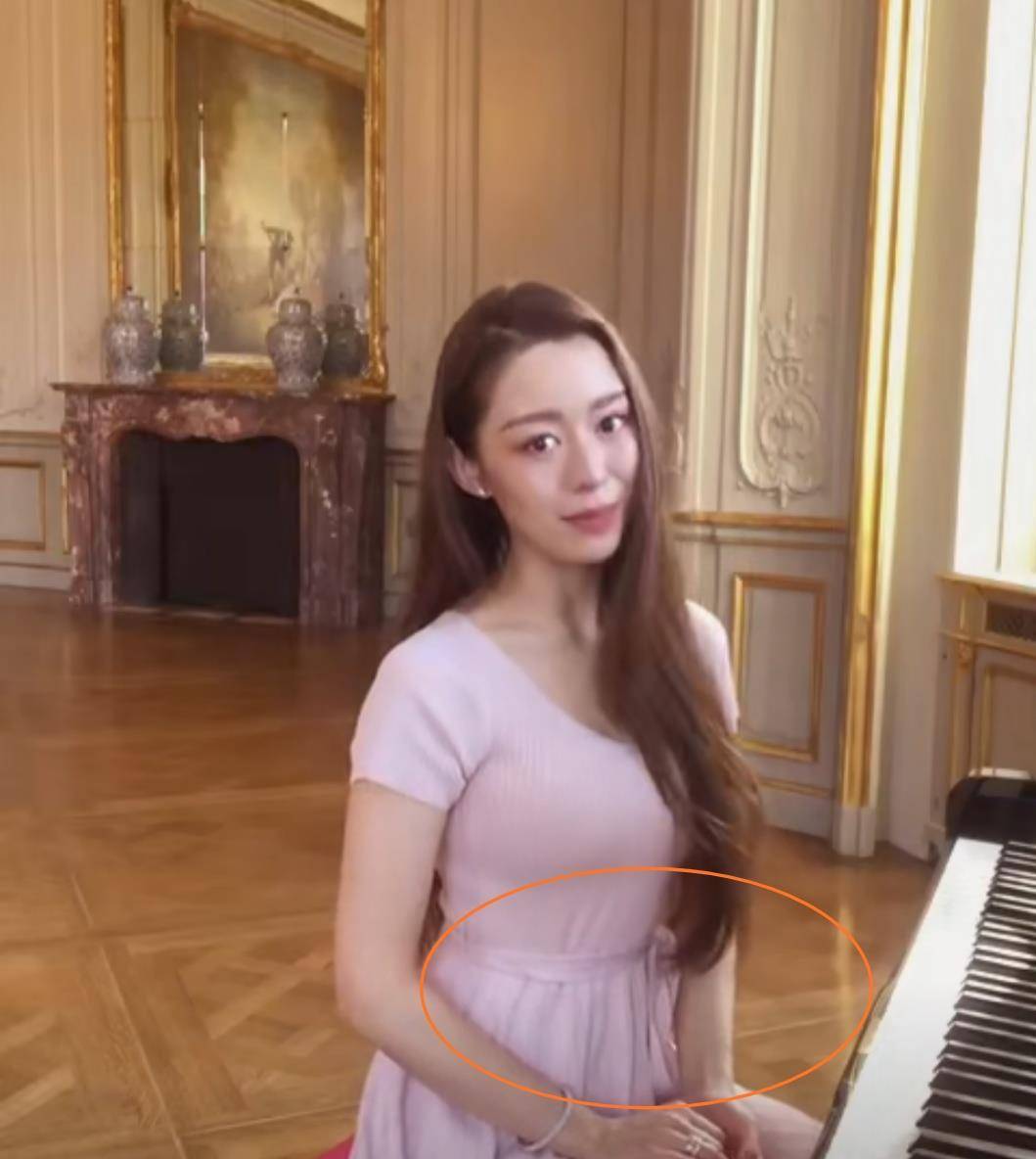 原创吉娜罕见淡妆镜头扫到腹部还以为自己眼花网友是有小baby了吗