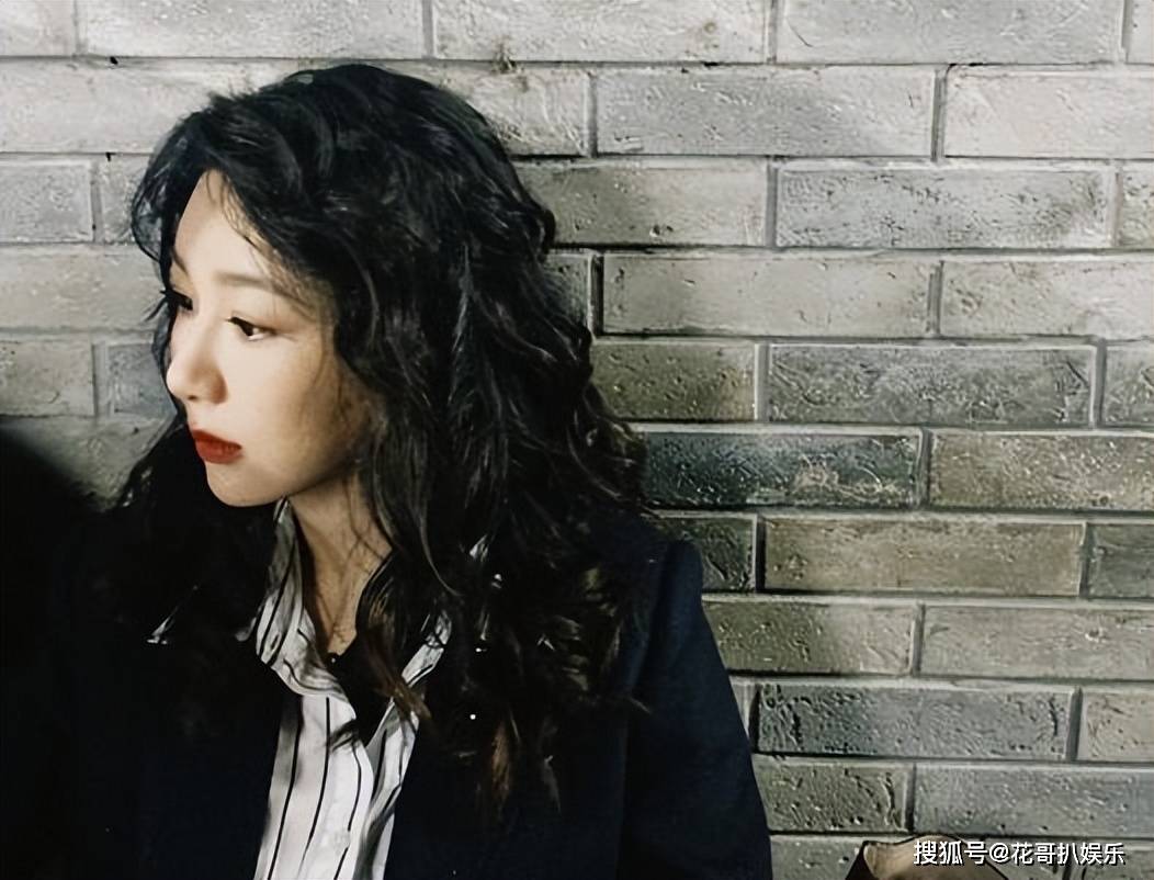 杨紫新代言的物料曝光,整张脸馒化得厉害,像个寡淡的美妆蛋一样_自然