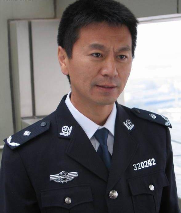 原创王立华假冒警察绑架明星因车牌被抓获枪决遗愿给监狱送锦旗