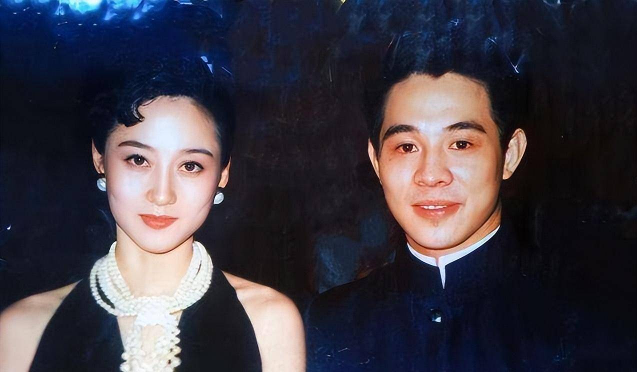 1999年李连杰迎娶利智,港媒10字嘲讽:情义千斤,不敌身材脯四两_黄秋燕