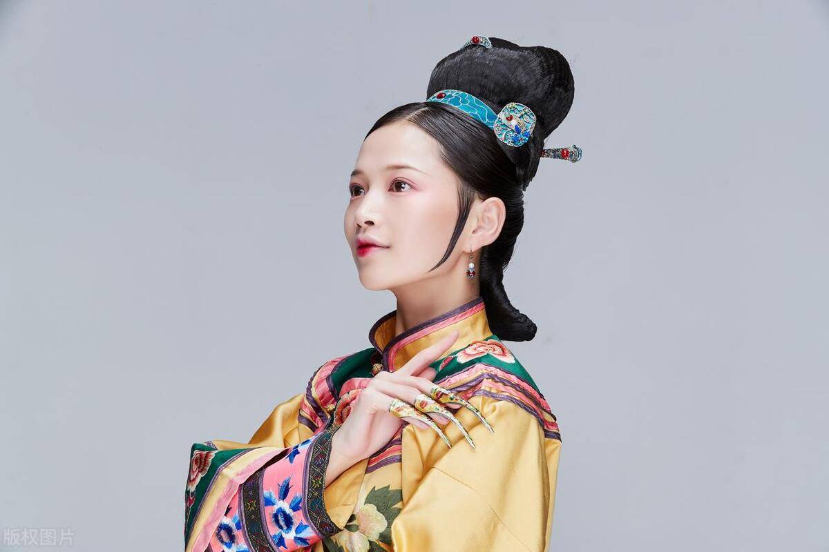 重温《康熙王朝》:探寻康熙将16岁的蓝齐儿嫁给仇敌的真相.