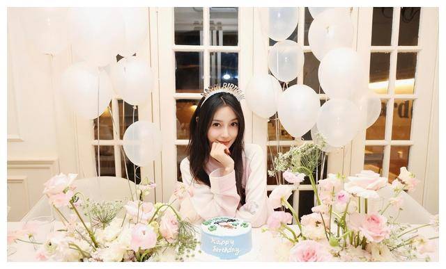 35岁杨颖晒罕见三代同框生日照,小海绵正脸曝光!_照片_儿子_少女