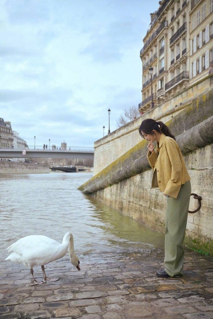 杨幂再晒美照,笑容娇羞有韵味,造型成熟干练气场强大
