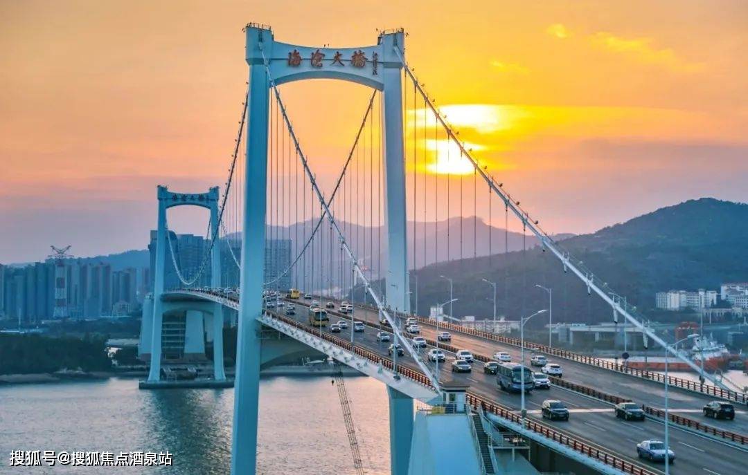 夕阳下的海沧大桥 图源:国贸地产放眼当下厦门楼市,岛内新盘趋于小