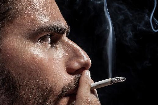 都说吸烟坏处多,但吸烟的这4个优点,却很少有人提!_男人_压力_大脑
