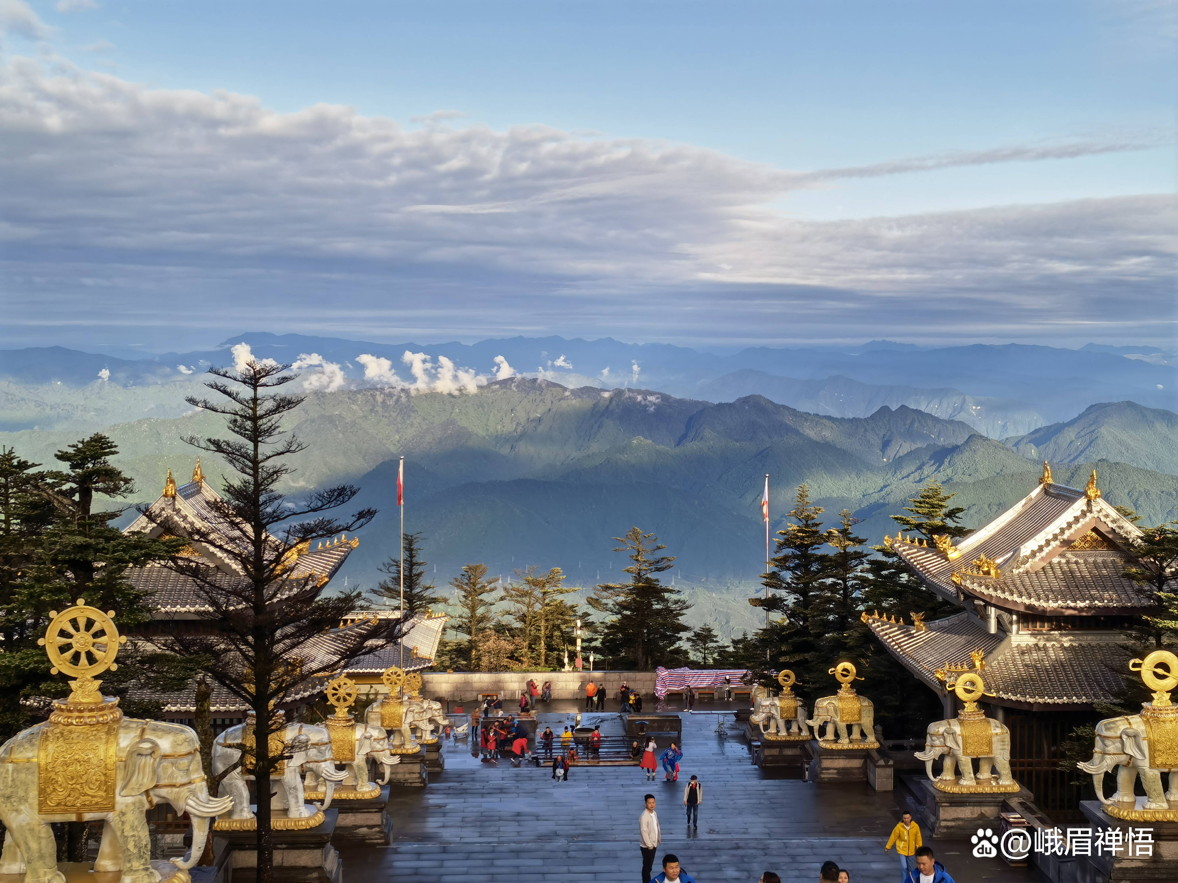 太仙了3月普贤朝圣月来峨眉山金顶赏云海远眺贡嘎雪山