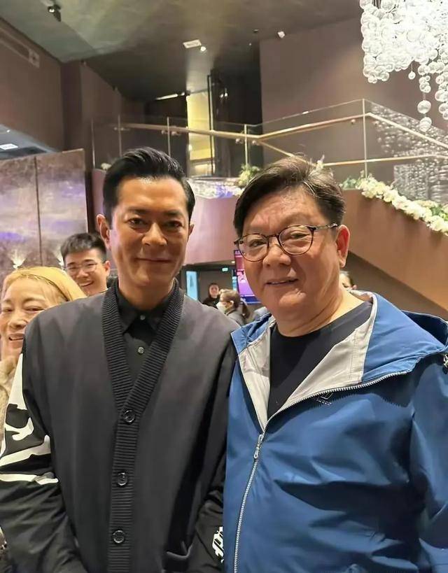 当70岁成龙和53岁古天乐同台,自然衰老的魅力被体现出来了_时间_舞台