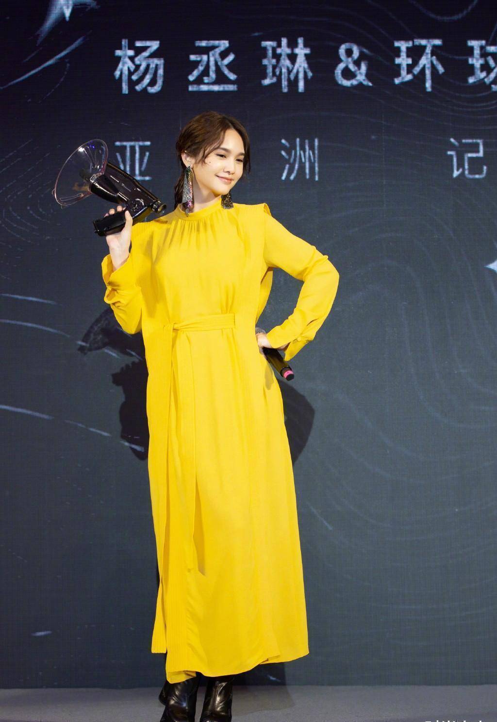 原创杨丞琳晒素颜健身照穿撞色t恤衫配高马尾脸颊微红美回18岁