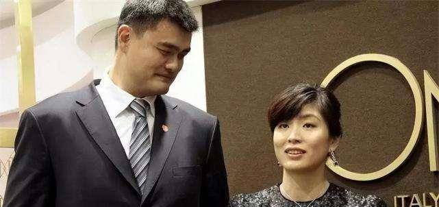 原创姚明与妻子叶莉近况41岁叶莉韵味十足12岁女儿身高到姚明胸口