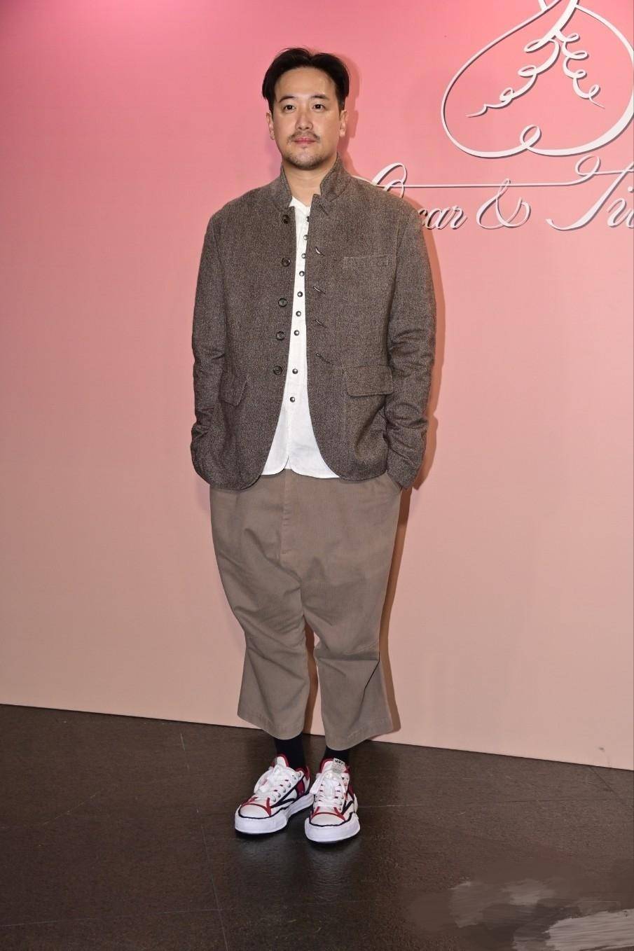 他的这身打扮和王大陆不分伯仲,都显得身高不是很高,惨变五五身,曾国