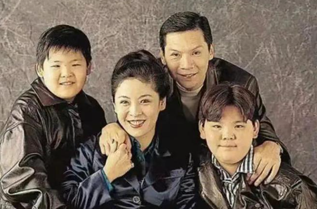 回顾向佐和向佑童年时期的照片,兄弟俩都是小胖儿,看起来非常相像.