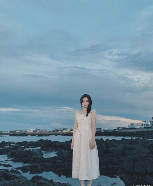 原创26岁鞠婧祎晒春游美照站在台阶上凹造型那刻确定身高159