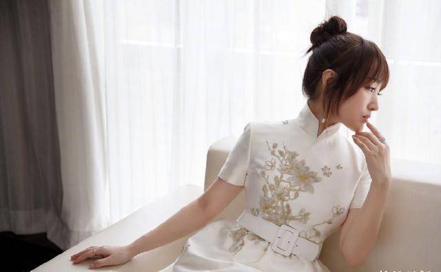 原创49岁杨钰莹春分晒美照穿旗袍裙清丽脱俗扎丸子头好少女