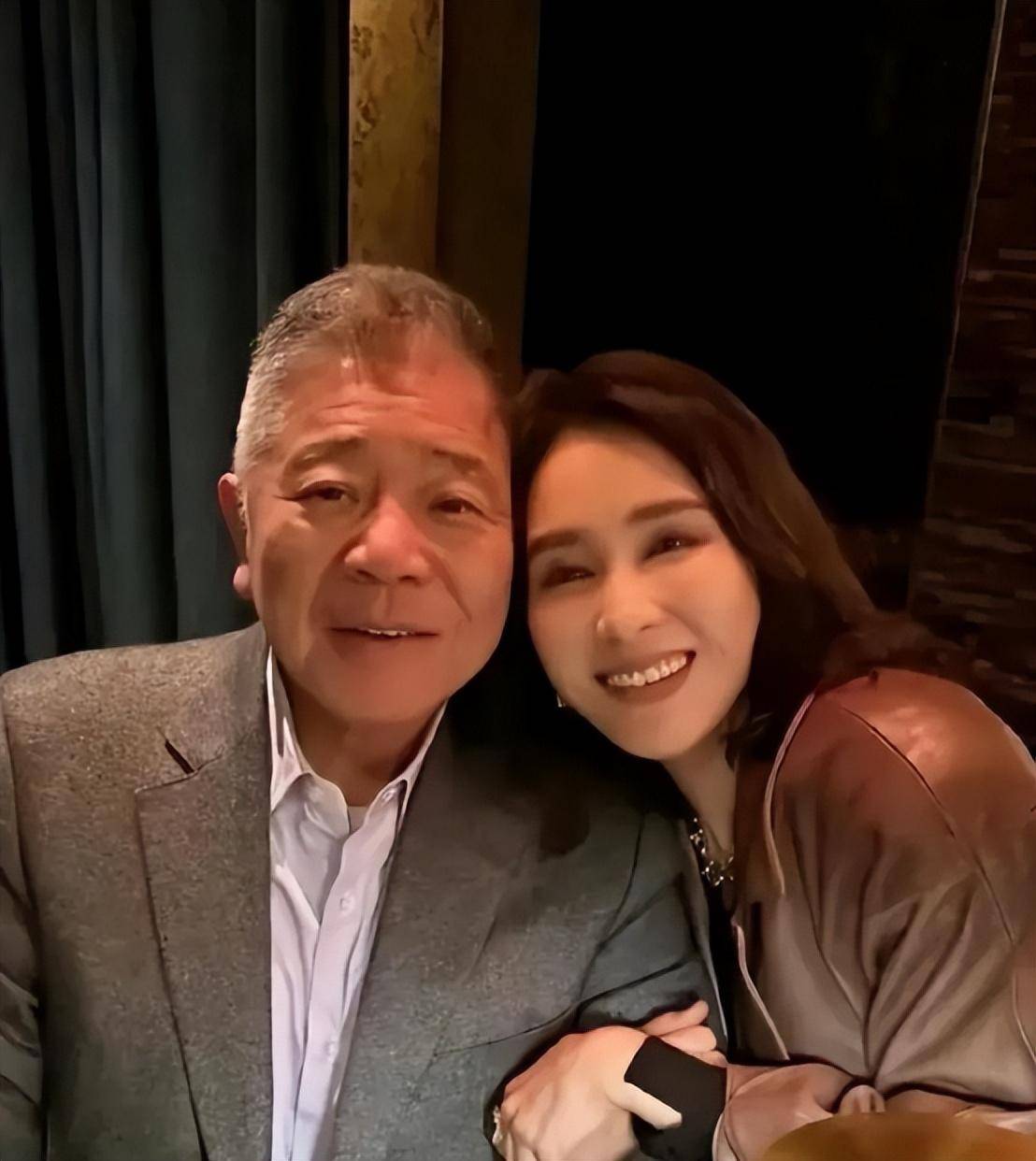 黎姿晒照庆祝与马廷强结婚15周年,大家却笑喷在评论区里