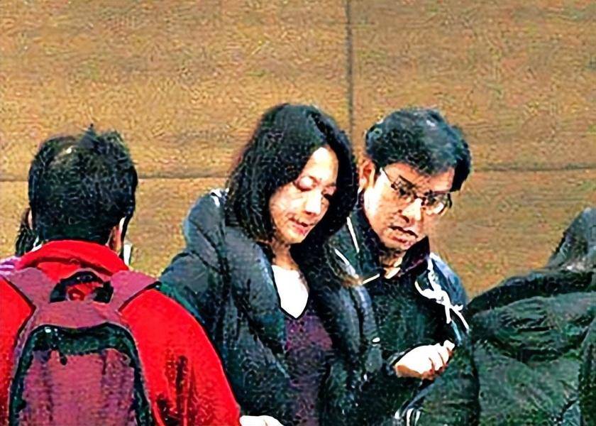 原创73岁谭咏麟与高挑美女十指紧扣逛街女方疑是51岁红颜知己朱咏婷