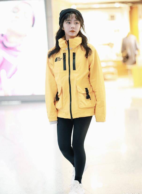 妈妈离开一年后谭松韵形象大改变30岁近照瘦出锥子脸