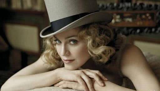 原创62岁麦当娜为男友庆生晒与小男友甜蜜照穿运动装配红帽不服老