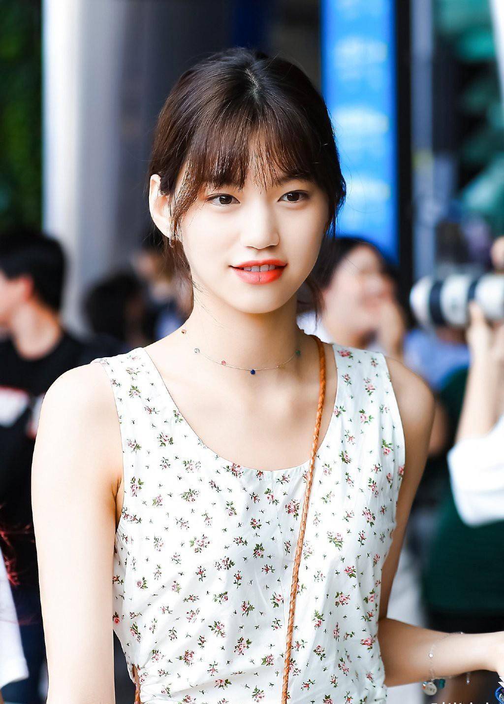 她因国外《创造101》出道,今穿"挖洞"碎花裙,饭拍照也好甜_金度妍