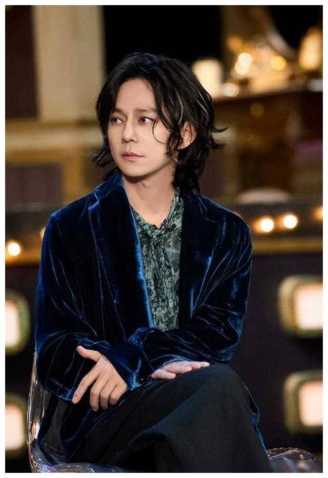 何炅49岁大改造长发狼尾灰美瞳撞脸多位男星网友乐疯了