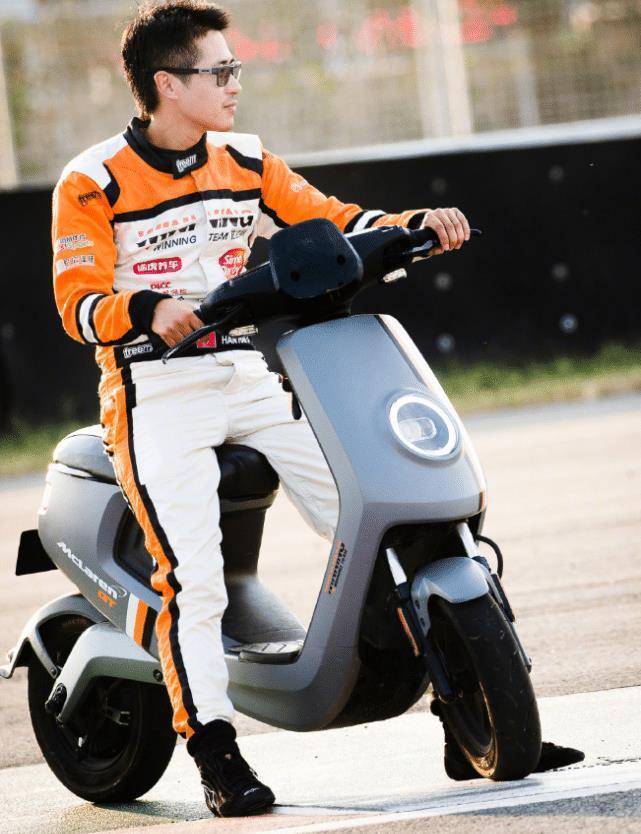 原创坚持运动太重要韩寒晒健身照帅回颜值巅峰撞脸谢霆锋啥情况