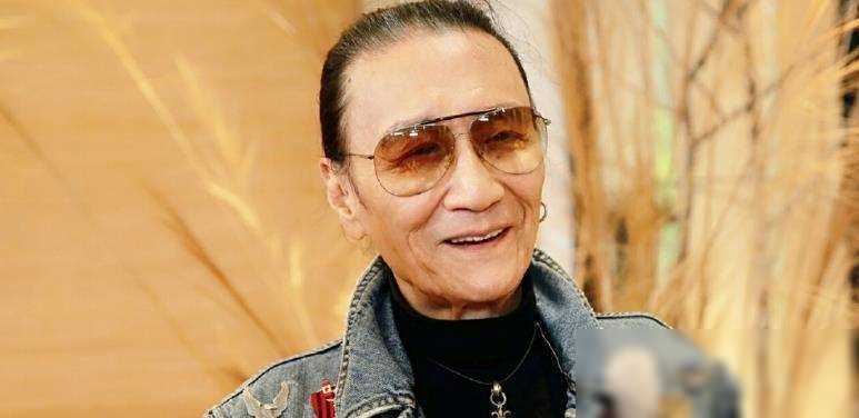 谢贤管洪金宝叫小胖成龙称他是个传奇李小龙跟他合照得靠边