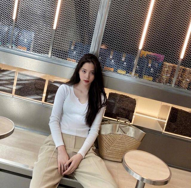 白色的长袖t恤很适合四五月份穿,欧阳娜娜这件是大v领的,相对宽松,但