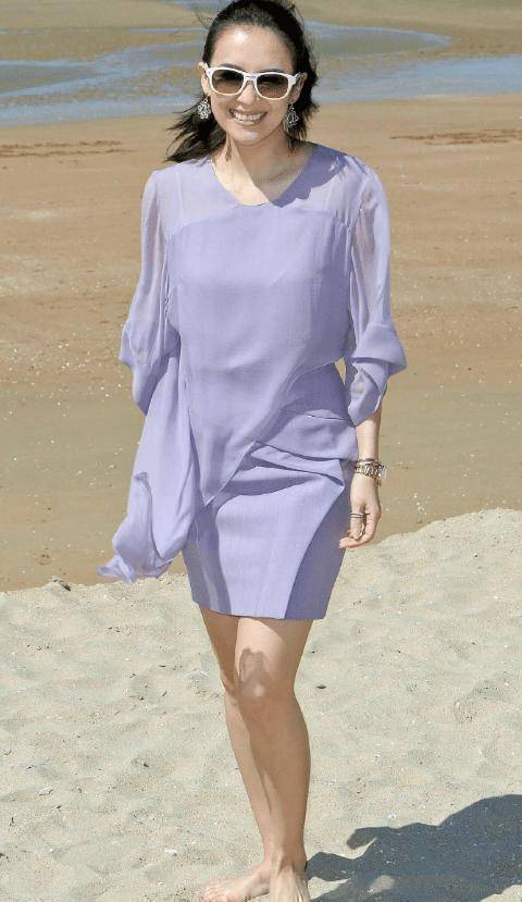 章子怡沙滩照惊艳了,穿紫色连衣裙甜美减龄,难怪汪峰那么爱她_时候_的